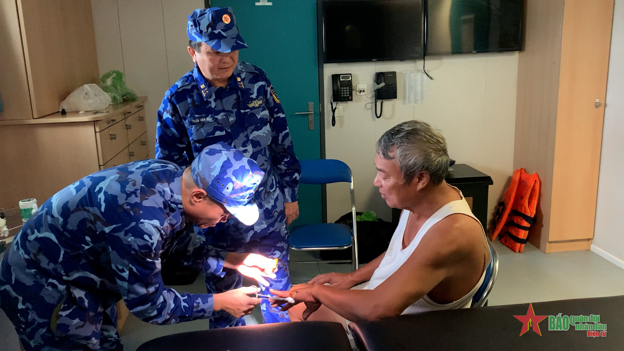 Cảnh sát biển Việt Nam cứu nạn thành công 43 ngư dân gặp nạn trên biển sau bão số 3